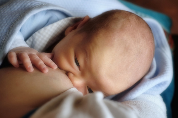 Szoptatás újszülött - Fotó, kép