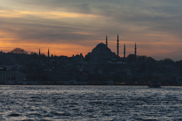 Istanbul Suleymaniye Mosque en nieuwe moskee uitzicht vanaf Bosfor bij avond - Foto, afbeelding