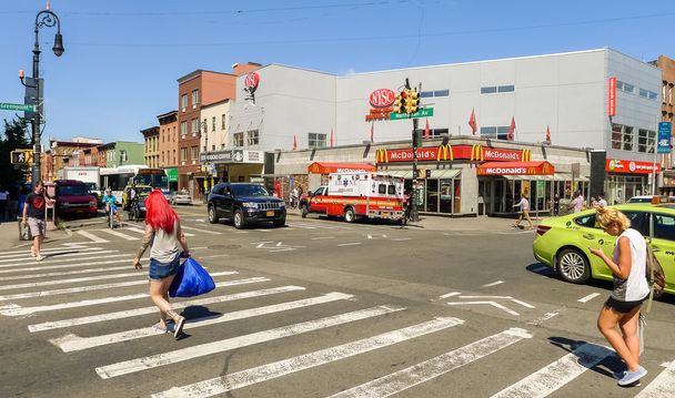 Crossing at center of Greenpoint - 写真・画像
