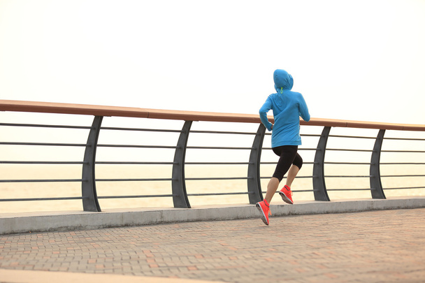 mujer atleta corriendo en la playa
 - Foto, Imagen