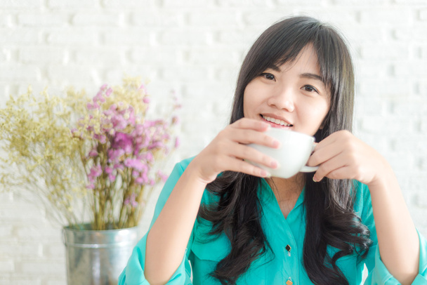 Mooie sexy Aziatische vrouw met koffie - Foto, afbeelding