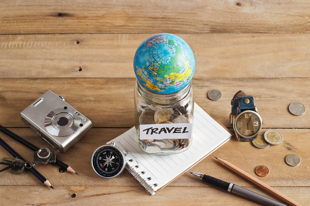 Geld besparen in een glazen pot op houten achtergrond, Travel concept - Foto, afbeelding