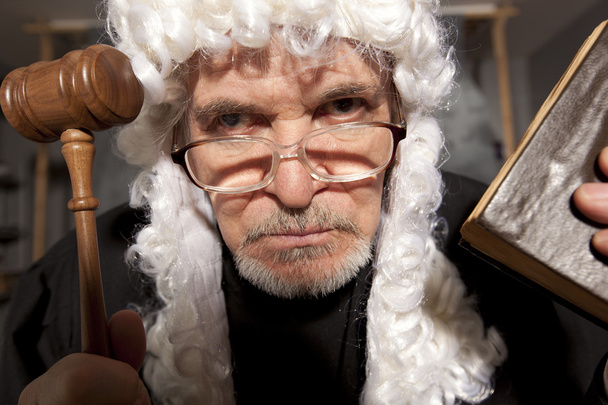  Old male judge in a courtroom striking the gavel - Fotografie, Obrázek