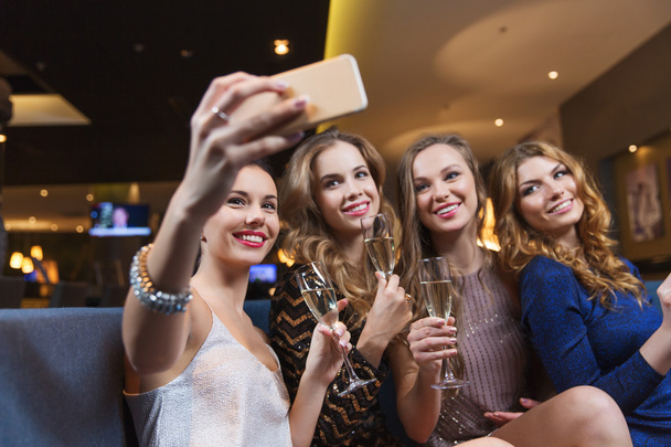 women with champagne taking selfie at night club - Zdjęcie, obraz