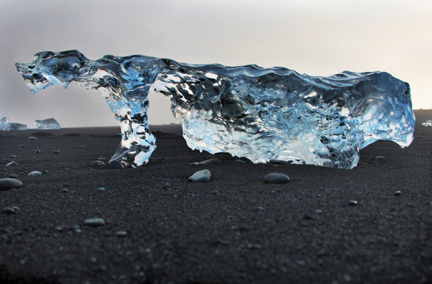 黒砂のビーチの海岸の氷します。アイスランド. - 写真・画像