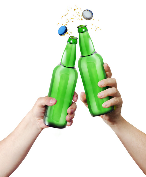 Clink γυαλιά. Δύο χέρια που κρατούν μια μπουκάλια. - Φωτογραφία, εικόνα