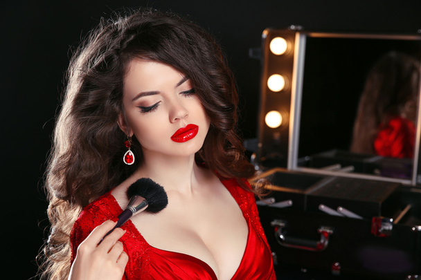 make up rouge. Red lips. Fashion Beautiful woman with long wavy  - 写真・画像
