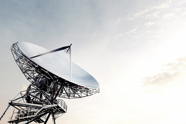 Δορυφορικά πιάτα σύνδεση επικοινωνιών - Φωτογραφία, εικόνα
