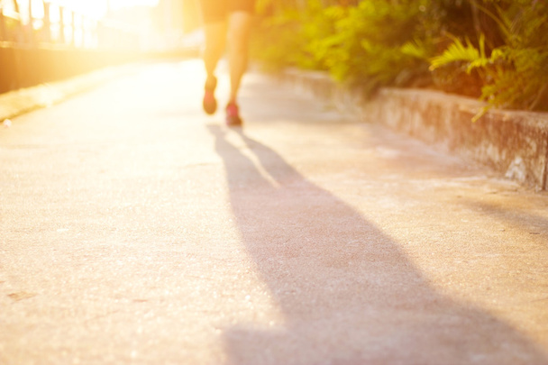 athlète femme courir dans la rue pour la santé, fond de sport flou
 - Photo, image
