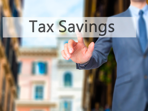 Ahorro de impuestos - Empresario botón de la mano en la pantalla táctil i
 - Foto, Imagen