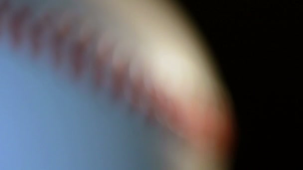 Beisebol. Bola de bola de base branca com costura vermelha close-up. Equipamento desportivo
 - Filmagem, Vídeo