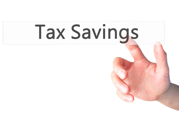 Économies d'impôt - Appuyer à la main sur un bouton sur fond flou conce
 - Photo, image