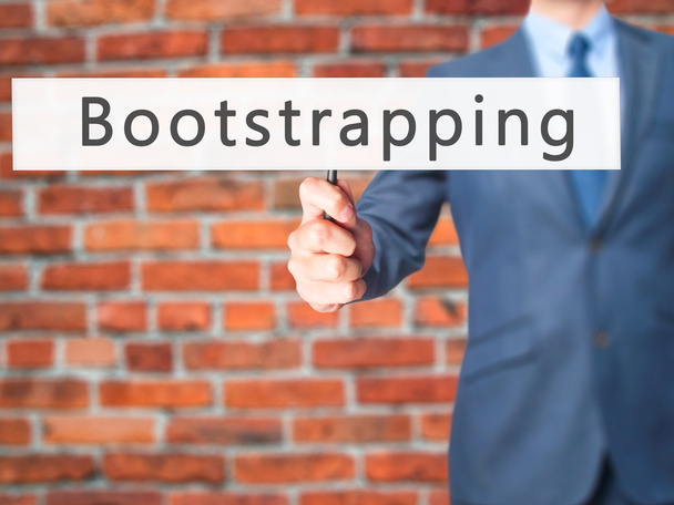 Bootstrapping - Empresário mão segurando sinal
 - Foto, Imagem