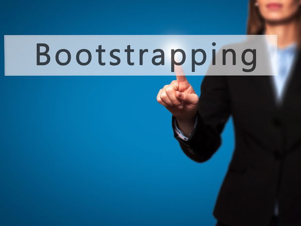 Bootstrapping - Empresária mão pressionando botão no toque scre
 - Foto, Imagem