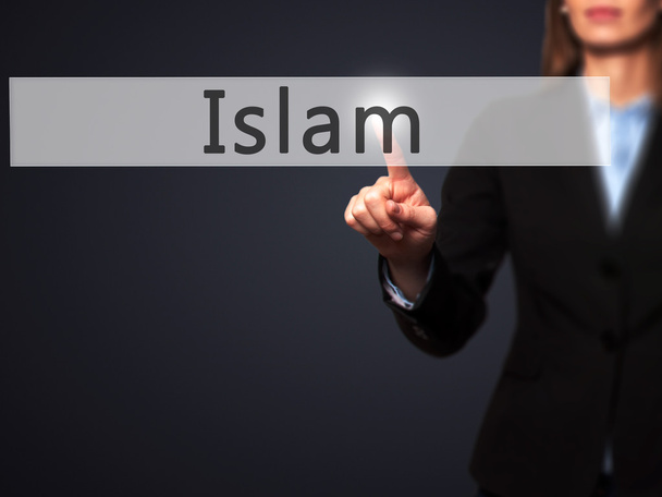 Islam - Empresaria pulsar el botón de mano en la pantalla táctil inte
 - Foto, imagen