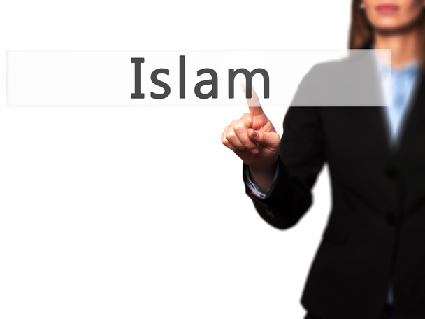 Islam - zakenvrouw hand dringende knop op touch scherm inte - Foto, afbeelding