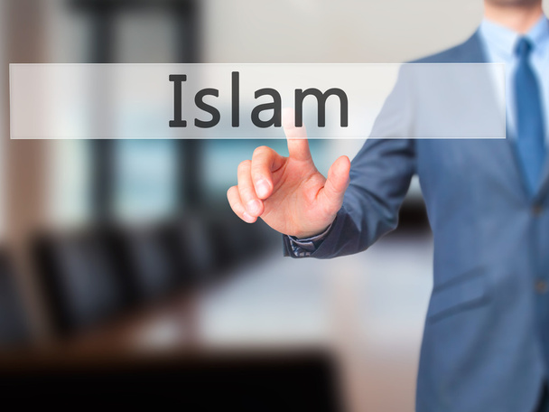 Ισλάμ - επιχειρηματίας χέρι πιέζοντας κουμπί σχετικά με interfa οθόνη αφής - Φωτογραφία, εικόνα