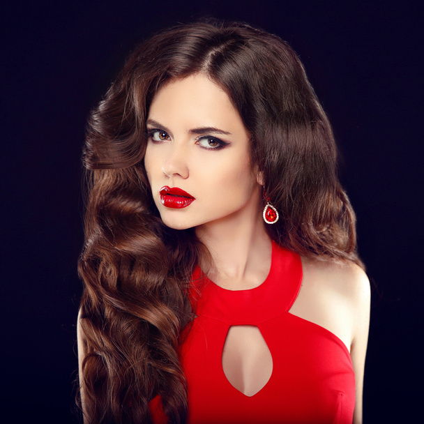 Макіяж. Красива дівчина з довгим хвилястим волоссям в червоній сукні ізольовані
 - Фото, зображення