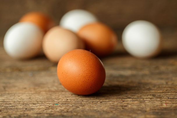 Свежие куриные яйца на деревянном фоне
 - Фото, изображение