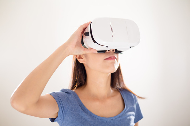 mujer usando dispositivo de realidad visual
 - Foto, imagen