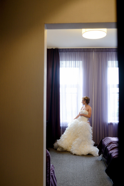 Bella sposa guardando abito da sposa
 - Foto, immagini