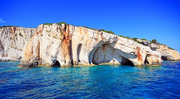 Increíbles cuevas azules en el acantilado de la isla de Zakynthos, Grecia
 - Foto, Imagen