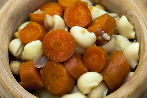 Zeleninová polévka s těstovinami, mrkví a cizrnou - Fotografie, Obrázek