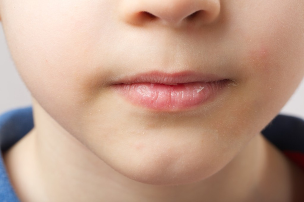 Boca de un niño de 6 años
 - Foto, Imagen