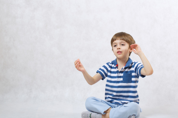 Een jongen is zichzelf spreken - Foto, afbeelding
