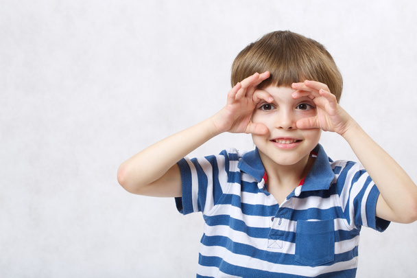 Un garçon imite regarder binoculaire
 - Photo, image