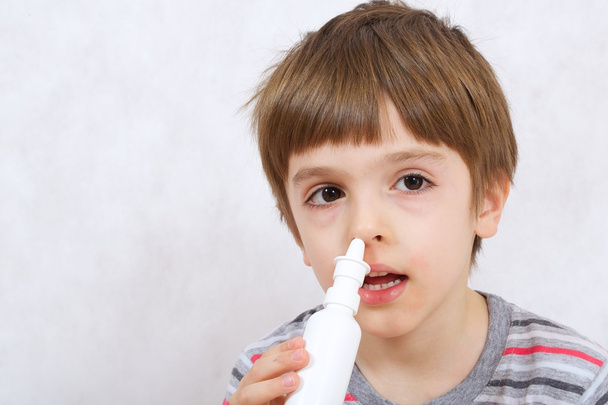 Een jongen met symptomen van verkoudheid - Foto, afbeelding