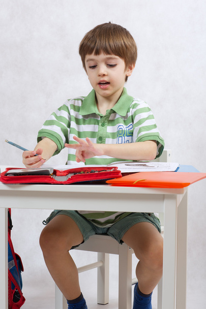 Хлопчик робить домашнє завдання вдома
 - Фото, зображення