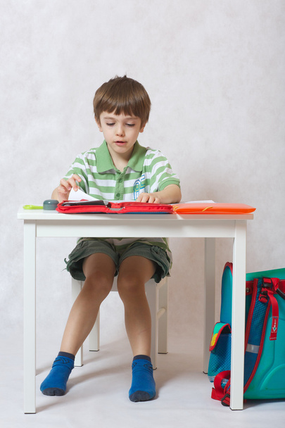 Un garçon fait ses devoirs à la maison
 - Photo, image