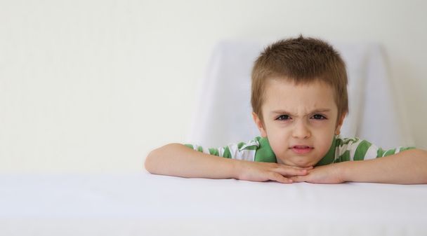 ein Kind zeigt seine Unzufriedenheit - Foto, Bild