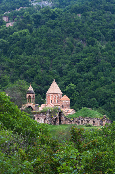 Widok na klasztor Dadivank w zielonej - Zdjęcie, obraz