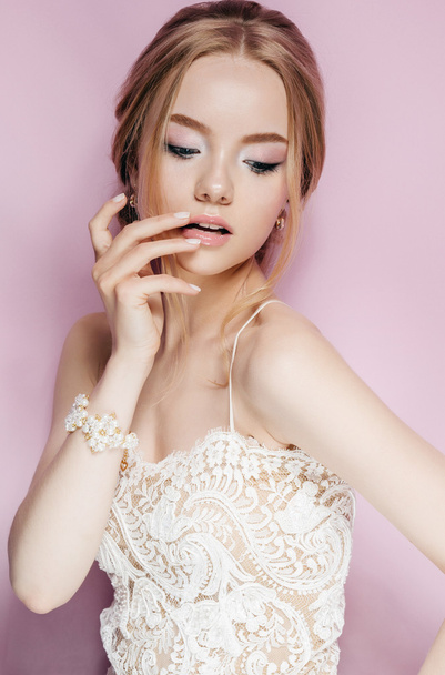 Portrait of Beautiful Young Fashion Sexy Bride Isolated . Jewelry and Luxury - Wedding Style - Foto, Imagem