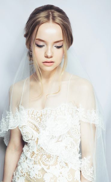 Portrait of Beautiful Young Fashion Sexy Bride Isolated . Jewelry and Luxury - Wedding Style - Foto, Bild