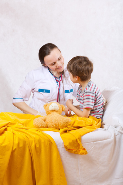 Bir çocuk ve onun dolabında bir çocuk doktoru - Fotoğraf, Görsel