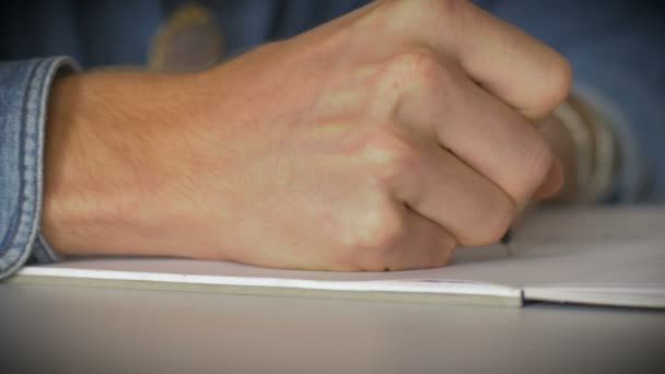 Close up of man's hand writing and drawing on paper with a pen - Filmagem, Vídeo