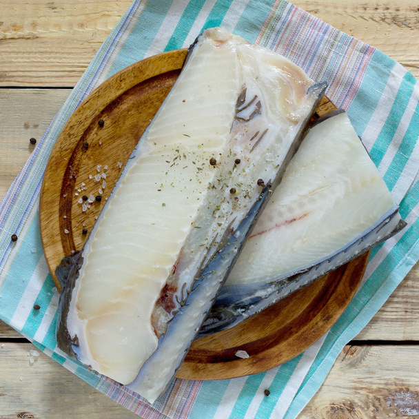 Filete crudo de pescado fresco. el proceso de cocción
. - Foto, imagen