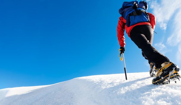 登山家は、雪に覆われた山の頂上に達する。コンセプト: 勇気、成功、忍耐、努力、自己実現。モンブラン、シャモニー、フランス. - 写真・画像