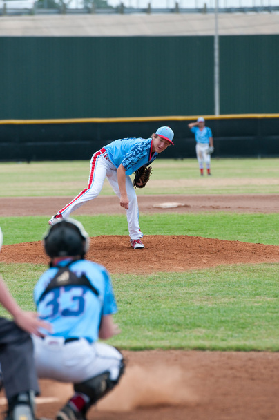 Teenager Baseball werfen ein Feld. - Foto, Bild