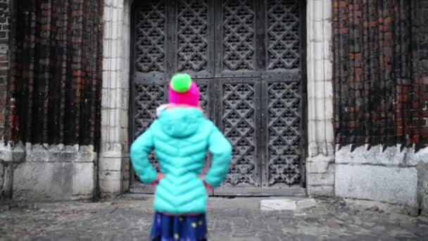 Pieni tyttö kävelee ympäri Basilikaa Gdanskissa
 - Materiaali, video