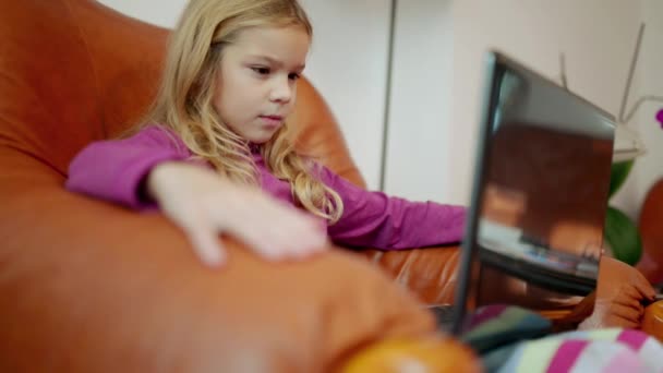 Blond dziewczynka działa na laptopie - Materiał filmowy, wideo