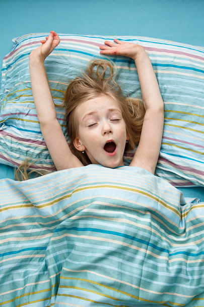 Dziewczynki 5 lat z długie blond włosy uśmiechając się we śnie - Zdjęcie, obraz