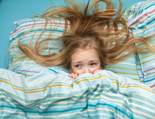 Little girl 5 years old with long blonde hair scared in the dream and woke up - Foto, Bild