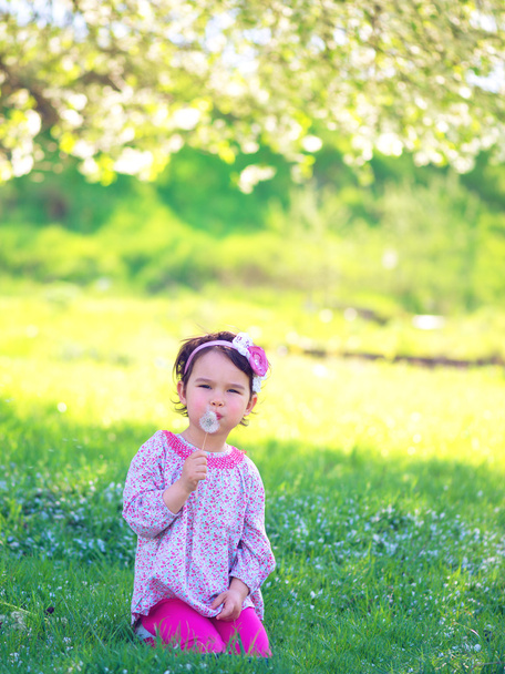 boldog gyermek pitypang szabadban fúj a tavaszi park - Fotó, kép
