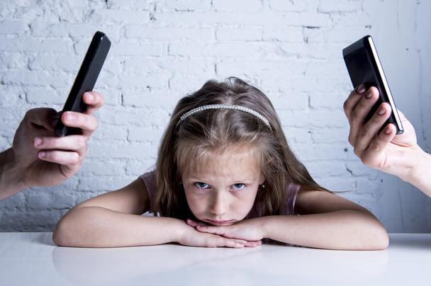 Hände netzsüchtiger Eltern, die Handy benutzen und kleine traurige ignorierte Tochter gelangweilt vernachlässigen - Foto, Bild