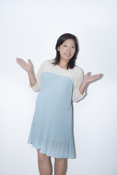 Gelukkig Chinese jonge zwangere vrouw - Foto, afbeelding