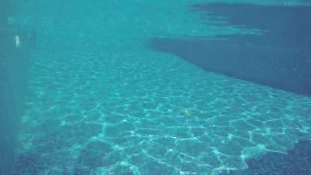 Genç adam havuz içine dalış Resort konaklamanın tadını - Video, Çekim